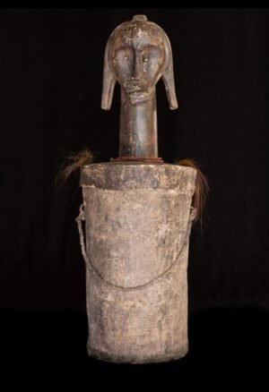 Découvrez cette Boîte reliquaire Fang Biéry du Gabon, une pièce ancienne d’art africain avec tête gardienne, destinée aux collectionneurs.