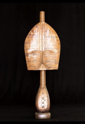 Découvrez cette Figure de reliquaire Kota-Mahongwe du Gabon, une sculpture ancienne en bois, cuivre et laiton pour collectionneurs d’art africain.