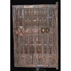 Découvrez notre sélection d’objets usuels africains anciens, dont cette porte de grenier à mil Dogon Mali, témoignage du savoir-faire et du patrimoine culturel Dogon.