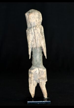 Statuette Moba Tchitcheri Bawoong du Togo, pièce ancienne en bois à patine naturelle. Une sculpture africaine rare pour collectionneurs.