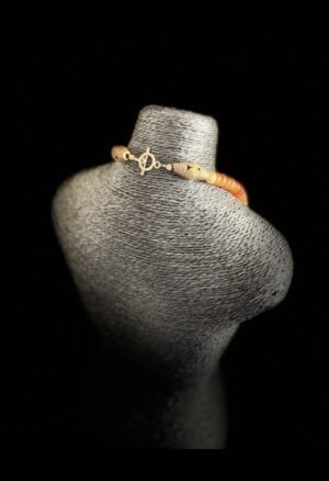 Découvrez notre sélection de colliers et perles africains anciens, des pièces ethniques recherchées par les collectionneurs et amateurs d’art africain. Perles anciennes, bijoux traditionnels et créations remarquables témoignent de la richesse des savoir-faire et des traditions du continent africain.