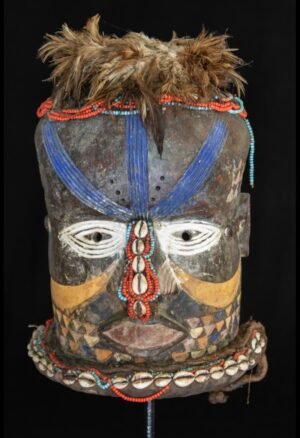 Découvrez notre sélection de masques anciens africains Kuba, Dogon, Baoulé, Tchokwe, Punu et autres traditions. Des pièces d’art africain destinées aux collectionneurs et amateurs de patrimoine, de masques anciens et d’objets d’art africain.