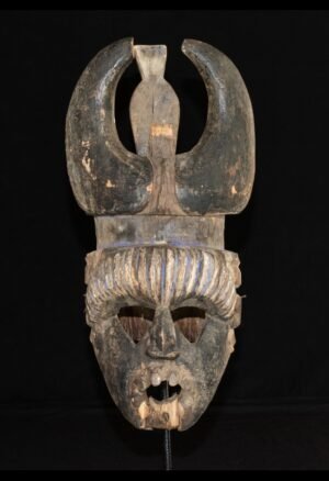 Découvrez ce masque Guéré Côte d’Ivoire ancien en bois dense, provenant de l’ancienne collection Gérard Voisin. Une pièce pour collectionneur d’art.