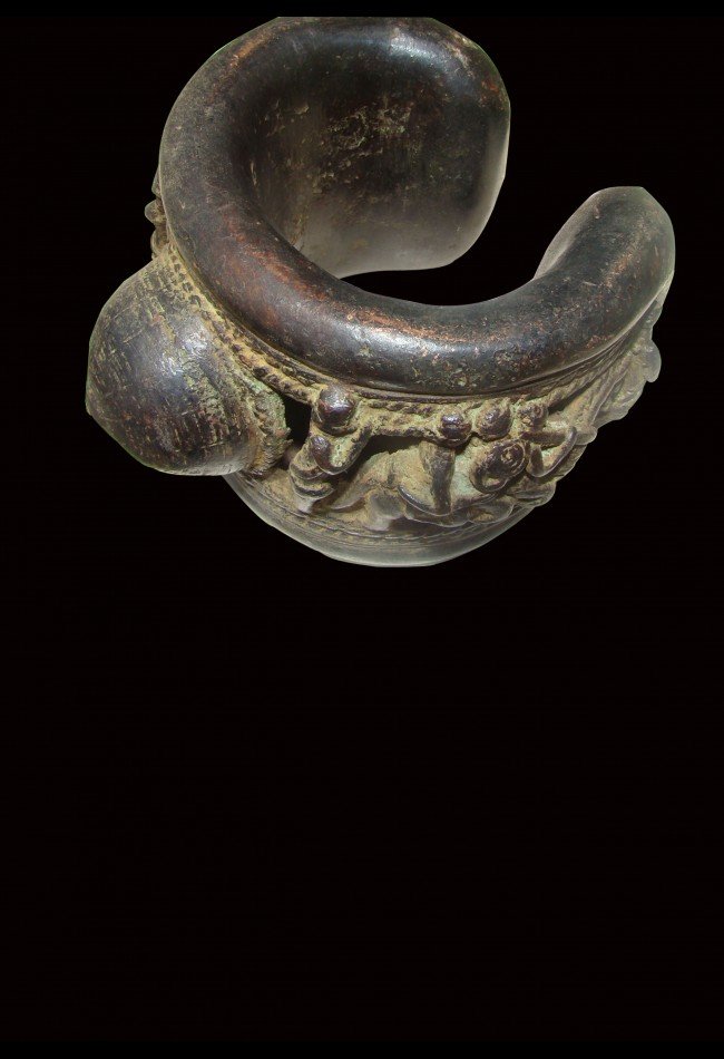 Découvrez notre sélection de **bronzes anciens d’Afrique**, destinée aux collectionneurs et amateurs d’art africain. Bracelets, plaques, figures et objets traditionnels témoignent de savoir-faire ancestraux, notamment la technique de la cire perdue. Explorez des pièces provenant du **Bénin, du Nigeria et d’autres régions d’Afrique de l’Ouest**, aux côtés de masques, statues et objets de collection.