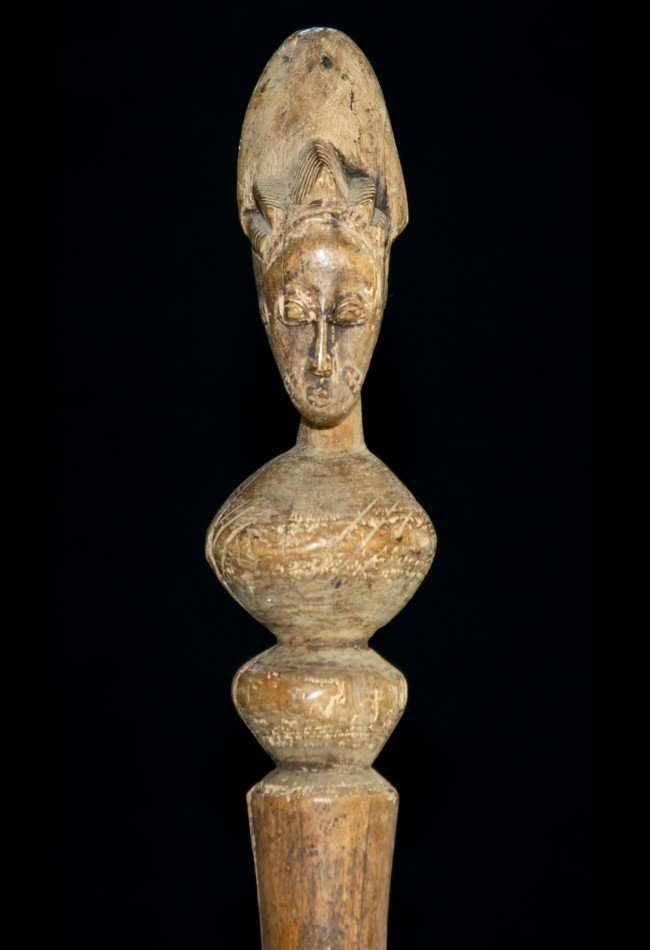 Découvrez notre sélection d’**objets usuels d’art africain** : cannes de dignitaire, objets de pouvoir, sculptures et pièces traditionnelles issues de différentes cultures d’Afrique. Destinés aux collectionneurs et amateurs de patrimoine africain, ces objets anciens témoignent du savoir-faire, des symboles et de l’histoire des sociétés qui les ont créés.