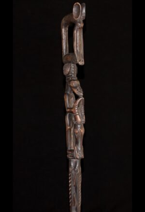 Découvrez notre sélection d’**objets usuels africains** et de pièces Sénoufo anciennes, choisies pour leur caractère, leur patine et leur intérêt ethnographique. Canne de dignitaire, objets traditionnels et sculptures témoignent du savoir-faire et de la richesse artistique de l’Afrique de l’Ouest. Une sélection pensée pour les **collectionneurs d’art africain**, amateurs d’antiquités et passionnés d’objets chargés d’histoire.
