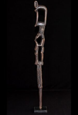 Découvrez notre sélection d’**objets usuels africains** et de pièces Sénoufo anciennes, choisies pour leur caractère, leur patine et leur intérêt ethnographique. Canne de dignitaire, objets traditionnels et sculptures témoignent du savoir-faire et de la richesse artistique de l’Afrique de l’Ouest. Une sélection pensée pour les **collectionneurs d’art africain**, amateurs d’antiquités et passionnés d’objets chargés d’histoire.