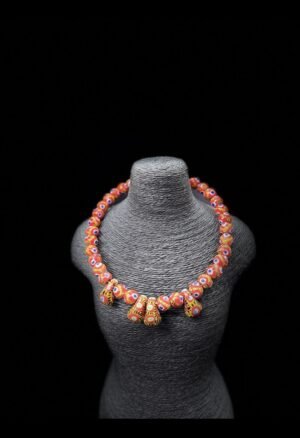 ## Colliers et perles africaines Découvrez notre sélection de **colliers et perles africaines**, réunissant des pièces inspirées de différents savoir-faire et traditions du continent. Perles de Kiffa de Mauritanie, perles anciennes et bijoux ethniques s’adressent aux collectionneurs et aux passionnés d’art africain à la recherche d’objets singuliers, authentiques et porteurs d’histoire.