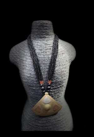 Découvrez notre sélection de colliers ethniques africains, perles et bijoux inspirés des traditions et savoir-faire du continent. Des pièces recherchées par les collectionneurs et amateurs d’art africain.