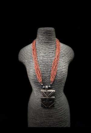 Collier ethnique africain en perles et ébène, destiné aux collectionneurs et amateurs d’art africain. Découvrez une pièce décorative aux six rangs de perles et au médaillon stylisé.