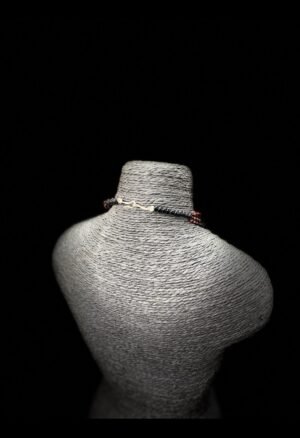 Collier ethnique africain composé de perles anciennes en pâte de verre et d’un pendentif décoratif en bronze. Une pièce originale pour les collectionneurs et amateurs d’art africain.