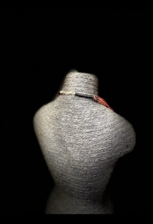 Collier ethnique africain Akan composé de six rangs de perles en pâte de verre, agrémenté de perles Akan en bronze filigrané et d’un médaillon en bronze et métal argenté. Une pièce destinée aux amateurs et collectionneurs d’art africain.