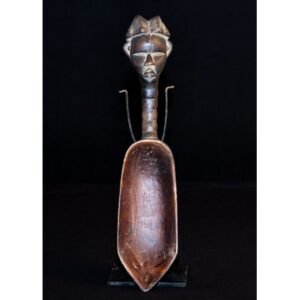 Découvrez notre sélection d’**objets Baoulé de Côte d’Ivoire**, destinée aux collectionneurs et amateurs d’art africain. Sculptures, cuillères cérémonielles, masques et objets traditionnels témoignent de la richesse esthétique et culturelle du patrimoine Baoulé. Chaque pièce est sélectionnée pour son caractère, son intérêt artistique et sa place dans l’univers des objets d’art africain.
