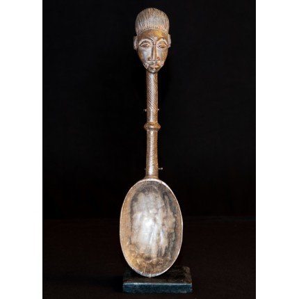 Cuillère cérémoniale Baoulé en bois dur à patine foncée, ornée d’un visage féminin et caractéristique de l’art traditionnel de Côte d’Ivoire. Une pièce unique destinée aux collectionneurs et amateurs d’art