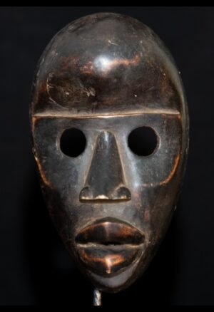 Découvrez notre sélection de masques africains anciens : pièces authentiques, objets ethnographiques et œuvres traditionnelles destinées aux collectionneurs et passionnés d'art africain.