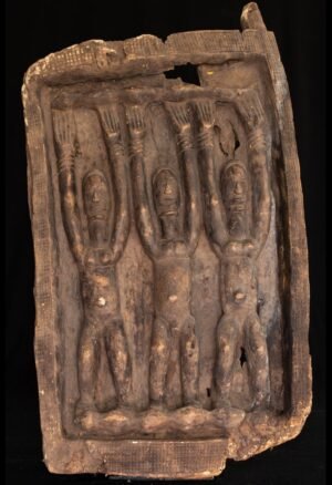 Découvrez notre sélection d’objets usuels africains anciens, dont des portes de grenier Dogon, pièces traditionnelles du Mali appréciées des collectionneurs d’art africain.