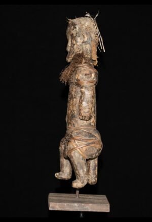 Fétiche reliquaire articulé Fang Byeri du Gabon, remarquable pièce d'art africain traditionnel. Une sculpture ancienne destinée aux collectionneurs, amateurs d'arts premiers et passionnés d'objets rituels africains.