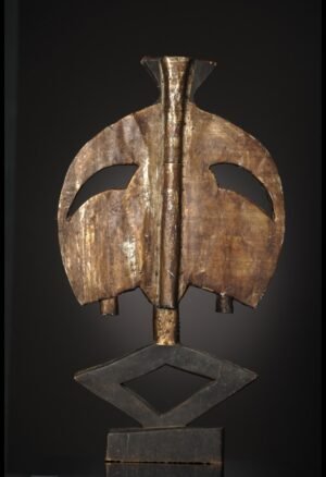 Découvrez une figure gardien de reliquaire Ndassa Bakota Gabon, collectée en 1958 dans l’Ogooué-Ivindo. Une pièce unique d’art africain ancien.