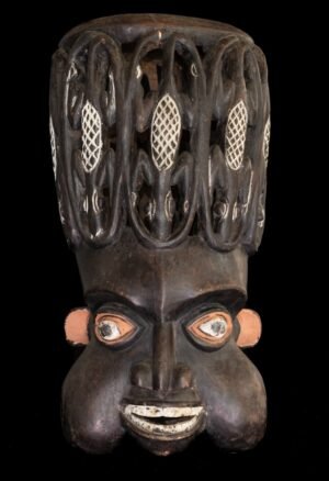 Imposant masque casque Bamoun ancien du Cameroun, en bois dur à patine noire. Une pièce d'art africain authentique à provenance documentée, destinée aux collectionneurs et amateurs d'objets ethnographiques.