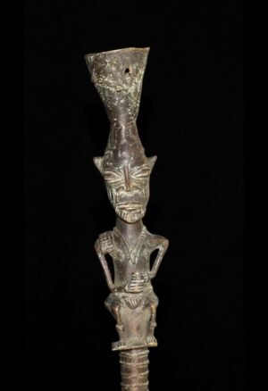 ## Objets usuels africains anciens Découvrez notre sélection d’**objets usuels africains anciens**, choisis pour leur intérêt historique, esthétique et culturel. Machettes, outils, objets en bronze et pièces traditionnelles témoignent de la richesse des savoir-faire africains. Destinée aux **collectionneurs et amateurs d’art africain**, cette sélection met en lumière des objets provenant notamment du Burkina Faso et d’autres régions d’Afrique. Chaque pièce possède son caractère, son histoire et son identité propre.
