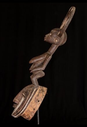 Masque africain Karan-Wemba Mossi du Burkina Faso, pièce de collection à iconographie féminine et forte valeur symbolique. Une œuvre d’art africain destinée aux collectionneurs et amateurs de masques anciens.