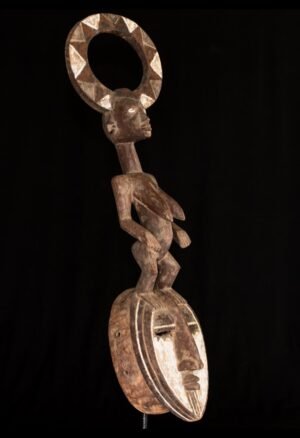 Masque africain Karan-Wemba Mossi du Burkina Faso, pièce de collection à iconographie féminine et forte valeur symbolique. Une œuvre d’art africain destinée aux collectionneurs et amateurs de masques anciens.