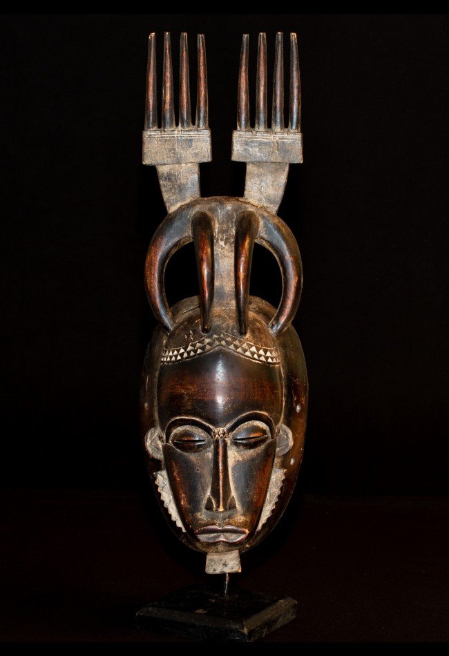 Découvrez notre sélection d'objets Baoulé : masques, statues, sculptures et antiquités d'art africain authentiques provenant de Côte d'Ivoire, destinés aux collectionneurs et passionnés d'arts premiers.