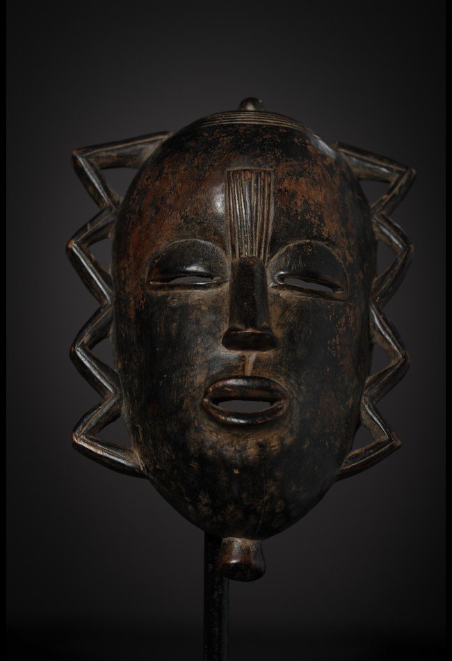 Découvrez notre sélection de masques Baoulé de Côte d’Ivoire, pièces d’art africain recherchées par les collectionneurs et amateurs d’objets anciens. Chaque œuvre témoigne d’un savoir-faire sculptural, d’une histoire et d’un patrimoine culturel uniques.
