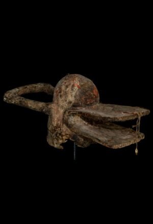 Très ancien masque buffle Kuteb masculin du Nigéria, sculpté dans un bois dense et marqué par une superbe patine ancienne. Une pièce rituelle rare destinée aux collectionneurs et amateurs d'art africain authentique