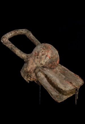 Très ancien masque buffle Kuteb masculin du Nigéria, sculpté dans un bois dense et marqué par une superbe patine ancienne. Une pièce rituelle rare destinée aux collectionneurs et amateurs d'art africain authentique