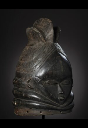 Découvrez notre sélection d'objets d'art Mende : masques Sowei, sculptures et pièces anciennes d'Afrique de l'Ouest destinées aux collectionneurs et passionnés d'art africain authentique.