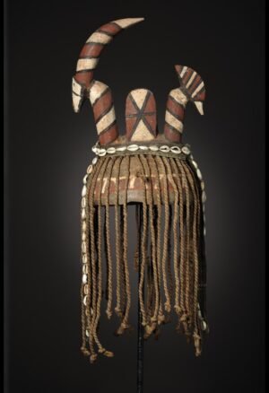 **Masques anciens d’Afrique** : découvrez une sélection de pièces de collection provenant de différentes traditions africaines. Masques Bobo, Dogon, Baoulé, Fang, Bamoun et autres œuvres anciennes s’adressent aux collectionneurs et amateurs d’art africain, d’objets ethnographiques et de patrimoine culturel. Chaque pièce est sélectionnée pour son caractère, son histoire et son intérêt artistique.