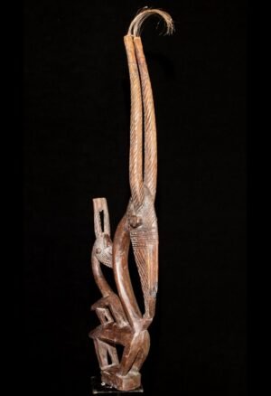 Découvrez ce masque cimier Tyi Wara Bambara du Mali, pièce d’art africain liée aux traditions agraires, destinée aux collectionneurs et amateurs de masques anciens.