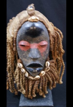 Découvrez notre sélection de **masques anciens d’Afrique**, destinée aux collectionneurs et passionnés d’art africain. Masques Dan, Baoulé, Dogon, Yoruba, Fang et autres pièces traditionnelles témoignent de la richesse des cultures et savoir-faire du continent. Chaque objet est sélectionné pour son intérêt artistique, historique et ethnographique.