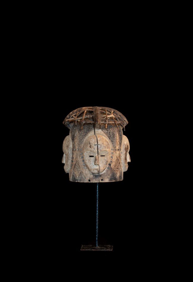 Découvrez notre sélection d’objets d’art Fang du Gabon : masques anciens, reliquaires, statues et sculptures traditionnelles destinés aux collectionneurs et passionnés d’art africain authentique.