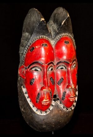 Découvrez notre sélection de **masques Baoulé de Côte d’Ivoire**, destinée aux collectionneurs et passionnés d’art africain. Masques Nda, masques cérémoniels et pièces anciennes témoignent de la richesse esthétique et culturelle du patrimoine Baoulé. Chaque œuvre est sélectionnée pour son caractère, sa provenance et son intérêt pour une collection d’art africain.