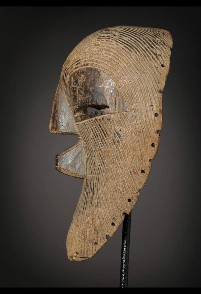 masque-kifwebe-songye-rdcles-figures-damplification-sont-sans-doute-les-plus-evidents-avec-celles-de-la-repetition-hausser-le-to (1) Découvrez notre sélection de masques africains anciens, pièces authentiques destinées aux collectionneurs et passionnés d'art tribal et ethnographique.