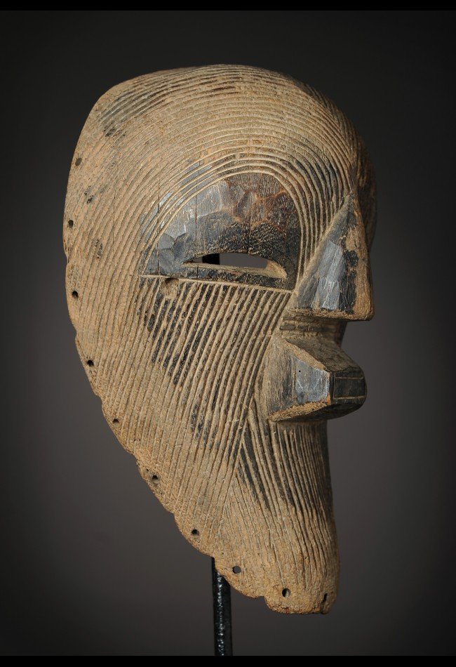 masque-kifwebe-songye-rdcles-figures-damplification-sont-sans-doute-les-plus-evidents-avec-celles-de-la-repetition-hausser-le-to (2) Découvrez notre sélection de masques africains anciens, pièces authentiques destinées aux collectionneurs et passionnés d'art tribal et ethnographique.