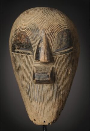 Découvrez notre sélection de masques africains anciens, pièces authentiques destinées aux collectionneurs et passionnés d'art tribal et ethnographique.