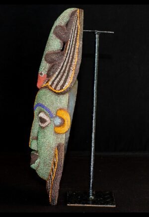 Découvrez ce masque perlé Bamiléké Cameroun en bois dense, décoré de perles tissées. Une pièce d’art africain pour collectionneurs et amateurs de masques anciens.