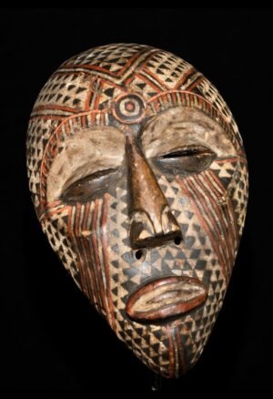## Masques anciens d’Afrique Découvrez notre sélection de **masques anciens d’Afrique**, recherchés pour leur histoire, leur symbolique et la richesse de leurs traditions artistiques. Masques tchokwé, baoulé, yoruba, dogon, fang ou encore punu : chaque pièce témoigne d’un savoir-faire et d’un univers culturel particulier. Destinée aux **collectionneurs et amateurs d’art africain**, cette sélection rassemble des objets ethnographiques et des pièces anciennes présentant un intérêt artistique, historique ou culturel. Explorez notre collection de **masques africains anciens** et découvrez des pièces uniques provenant de différentes régions du continent.