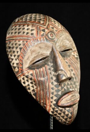 ## Masques anciens d’Afrique Découvrez notre sélection de **masques anciens d’Afrique**, recherchés pour leur histoire, leur symbolique et la richesse de leurs traditions artistiques. Masques tchokwé, baoulé, yoruba, dogon, fang ou encore punu : chaque pièce témoigne d’un savoir-faire et d’un univers culturel particulier. Destinée aux **collectionneurs et amateurs d’art africain**, cette sélection rassemble des objets ethnographiques et des pièces anciennes présentant un intérêt artistique, historique ou culturel. Explorez notre collection de **masques africains anciens** et découvrez des pièces uniques provenant de différentes régions du continent.
