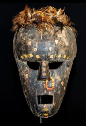 Découvrez notre sélection de masques africains anciens, dont ce remarquable masque Salampasu RDC, destiné aux collectionneurs et amateurs d’art africain. Pièces de caractère, objets ethnographiques et œuvres anciennes sélectionnés pour leur intérêt artistique et culturel.