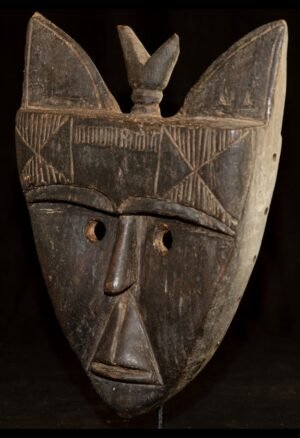 Découvrez notre sélection d'objets d'art Toma et Loma du Liberia et de Guinée : masques anciens, sculptures et pièces ethnographiques authentiques destinées aux collectionneurs et passionnés d'art africain.