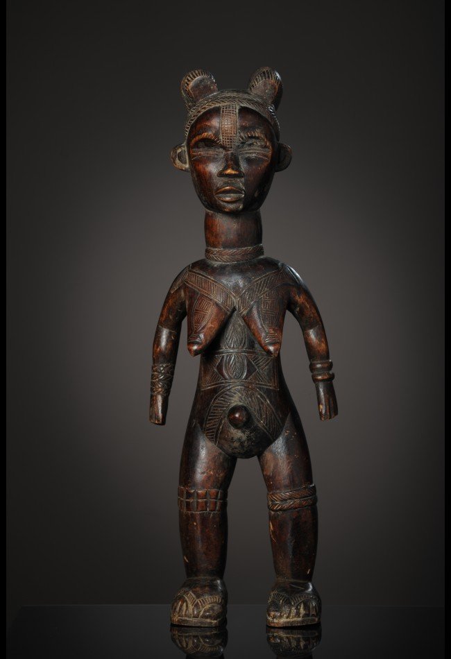 Maternité Baoulé Côte d’Ivoire en bois dur à la patine brillante, une sculpture d’art africain destinée aux collectionneurs et amateurs de statues, masques et objets anciens de Côte d’Ivoire.