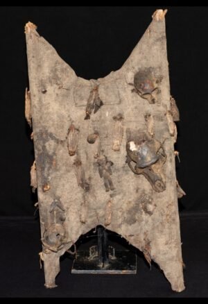 Découvrez notre sélection d’**objets fétichistes africains anciens**, réunissant pièces rituelles, objets ethnographiques et témoins du patrimoine culturel africain. Cette collection s’adresse aux passionnés et collectionneurs d’**art africain**, de masques, reliques et objets traditionnels provenant notamment du Nigéria, du Bénin, du Gabon, de la République démocratique du Congo et d’autres régions d’Afrique.