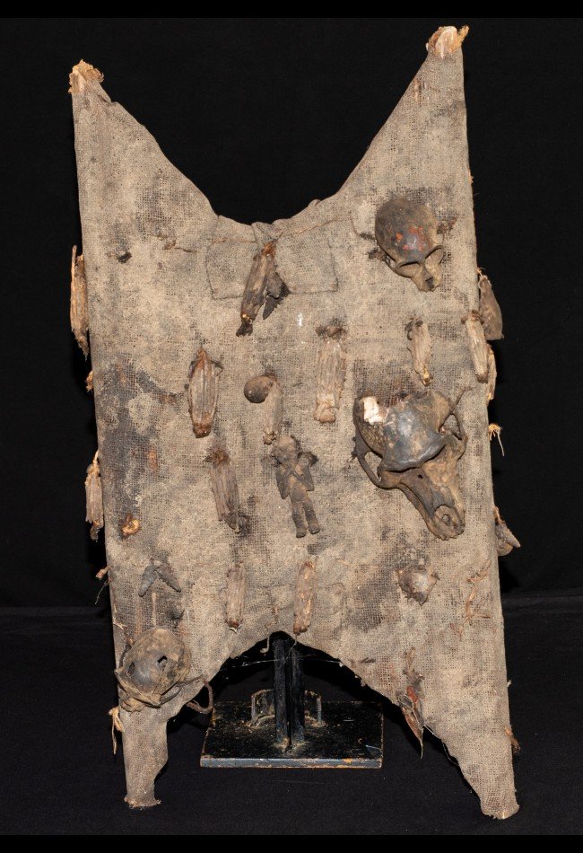 Découvrez notre sélection d’**objets fétichistes africains anciens**, réunissant pièces rituelles, objets ethnographiques et témoins du patrimoine culturel africain. Cette collection s’adresse aux passionnés et collectionneurs d’**art africain**, de masques, reliques et objets traditionnels provenant notamment du Nigéria, du Bénin, du Gabon, de la République démocratique du Congo et d’autres régions d’Afrique.