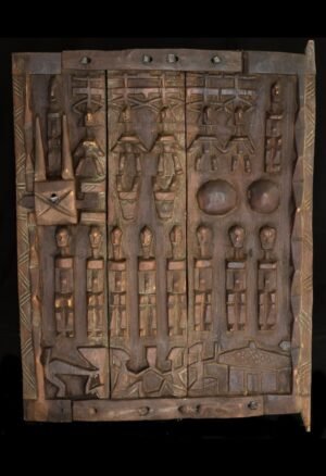 Découvrez notre sélection d’objets usuels africains anciens, dont cette Porte de grenier à mil Dogon du Mali. Sculptées dans le bois et porteuses de symboles traditionnels, ces pièces séduisent les collectionneurs et amateurs d’art africain, d’antiquités et de patrimoine ethnographique.