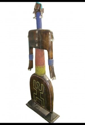 Découvrez notre sélection de **statues et statuettes africaines**, choisies pour leur histoire, leur esthétique et leur intérêt pour les collectionneurs. Statuettes anciennes, figures traditionnelles et objets d’art africain : chaque pièce témoigne d’un patrimoine culturel riche et d’un savoir-faire unique. Explorez notre collection et trouvez une pièce authentique pour enrichir votre collection d’art africain.