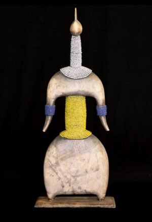 Découvrez notre sélection de poupées et statuettes Namdji du Cameroun, des pièces d’art africain recherchées par les collectionneurs et amateurs d’objets ethnographiques.